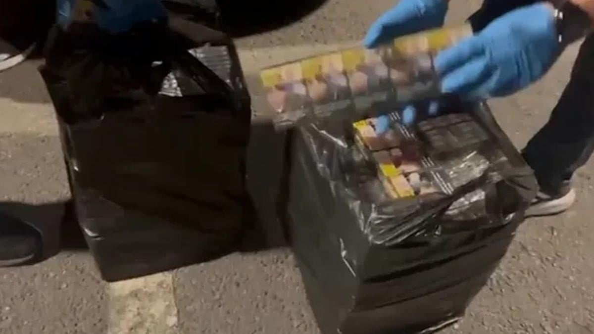 Market aracında kaçak sigara ele geçirildi