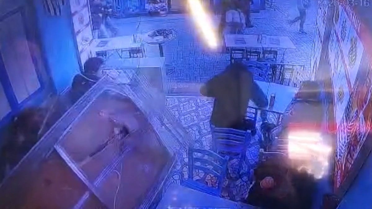 Beşiktaş’ta balıkçıda asma tavan ailenin üzerine çöktü