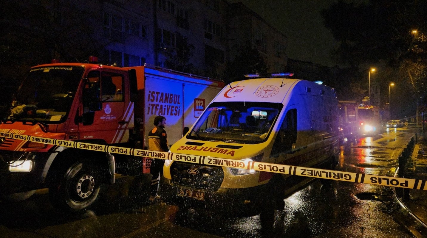 Beşiktaş'ta evde çıkan yangında 2 kişi dumandan etkilendi