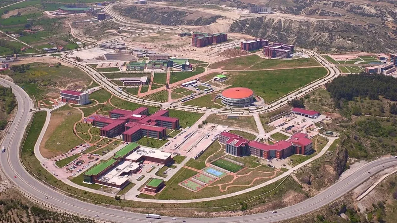 Taciz iddiasıyla görevden uzaklaştırılan öğretim üyesi meslekten çıkarıldı