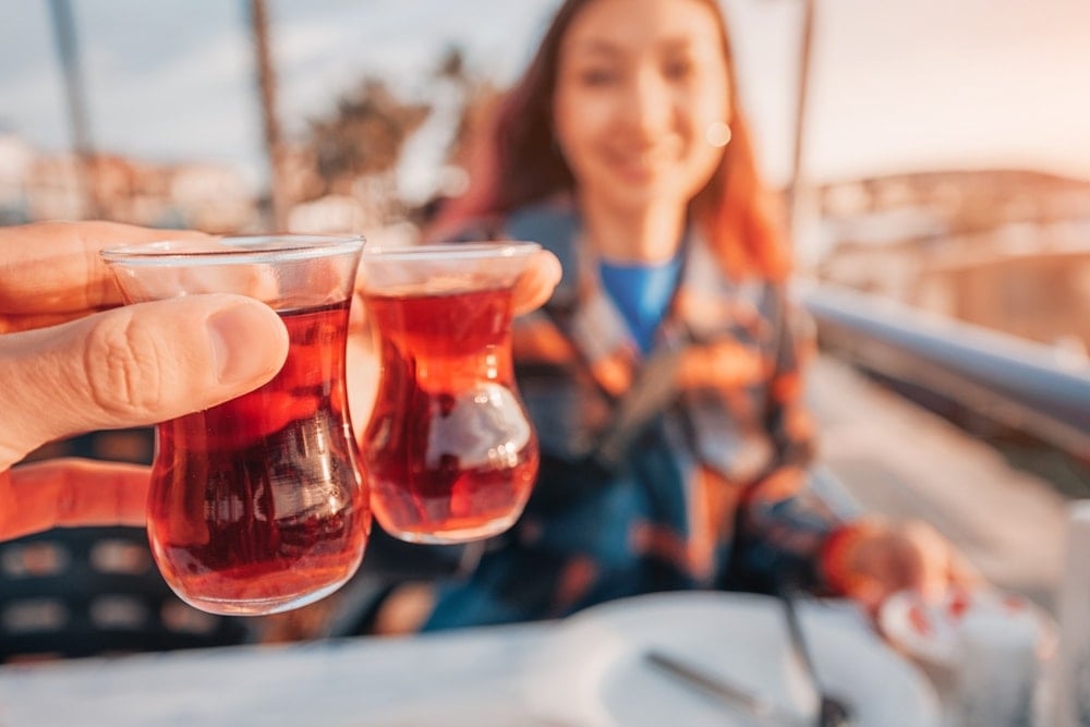 Rizelilerin bir bildiği varmış! Çayın bu faydasını duyan markete koşuyor