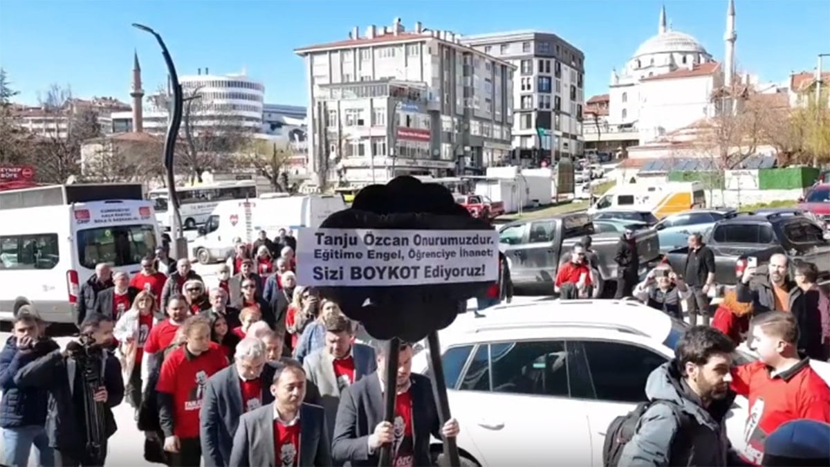 CHP bazı zincir marketlerin şubelerine siyah çelenk bıraktı