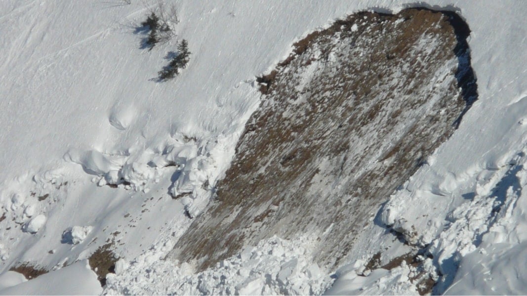 Çığ Ardahan-Şavşat kara yolunu kapattı