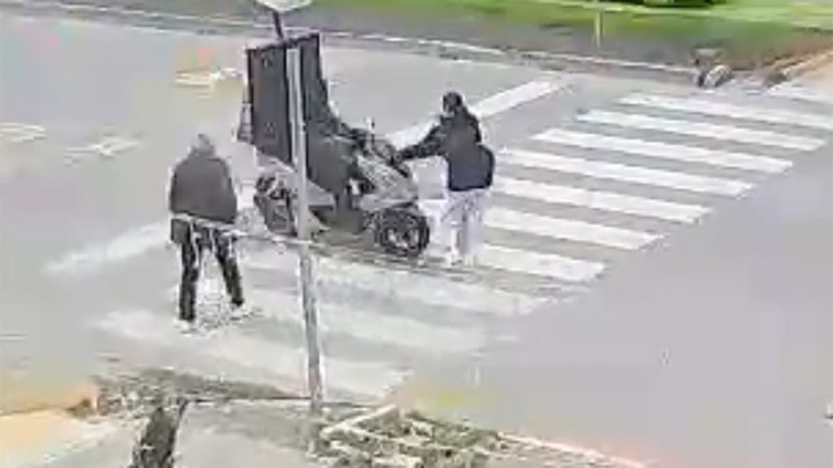 Motokuryenin yaya geçidinde çocuğa çarptığı kaza kamerada