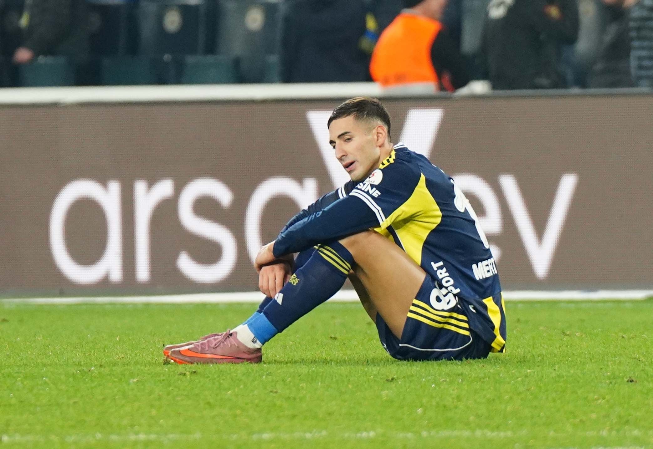 Kadıköy'de taraftarlardan F.Bahçeli futbolcuya tepki