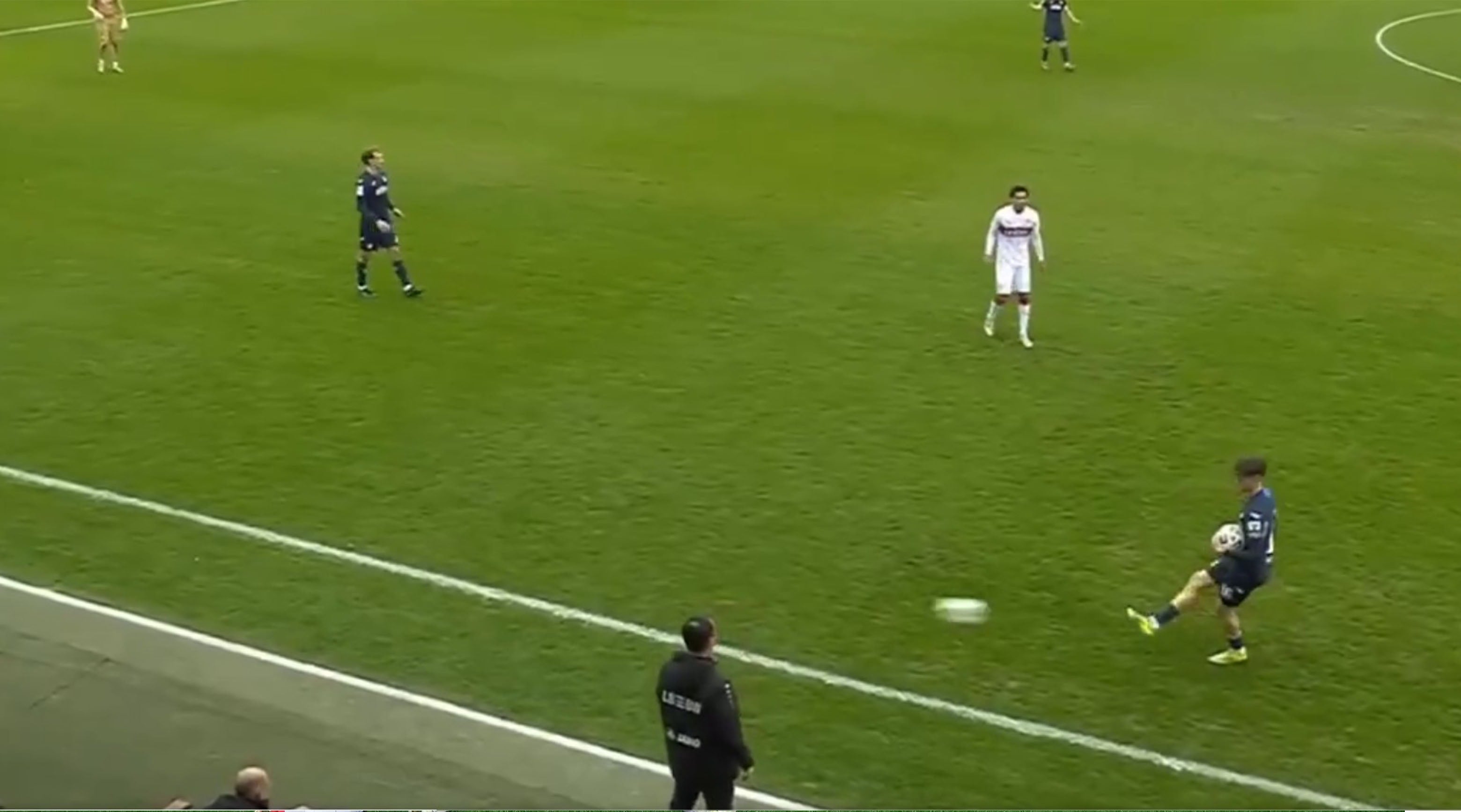 Fazla topu saha dışına attı, neye uğradığını şaşırdı!