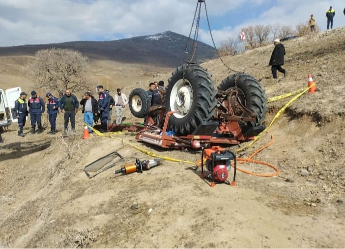Aksaray'da devrilen traktörün altında kalan çiftçi hayatını kaybetti