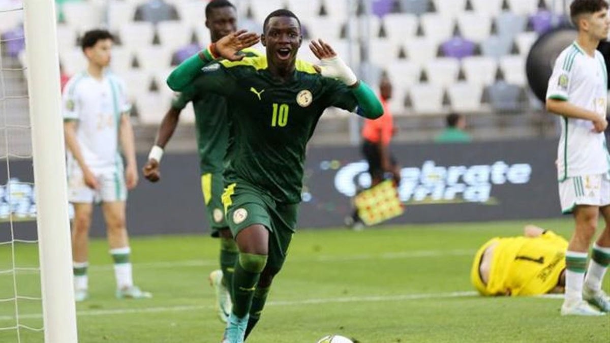 Fenerbahçe'nin imzaya getirdiği Amara Diouf ameliyat olup ülkesine döndü