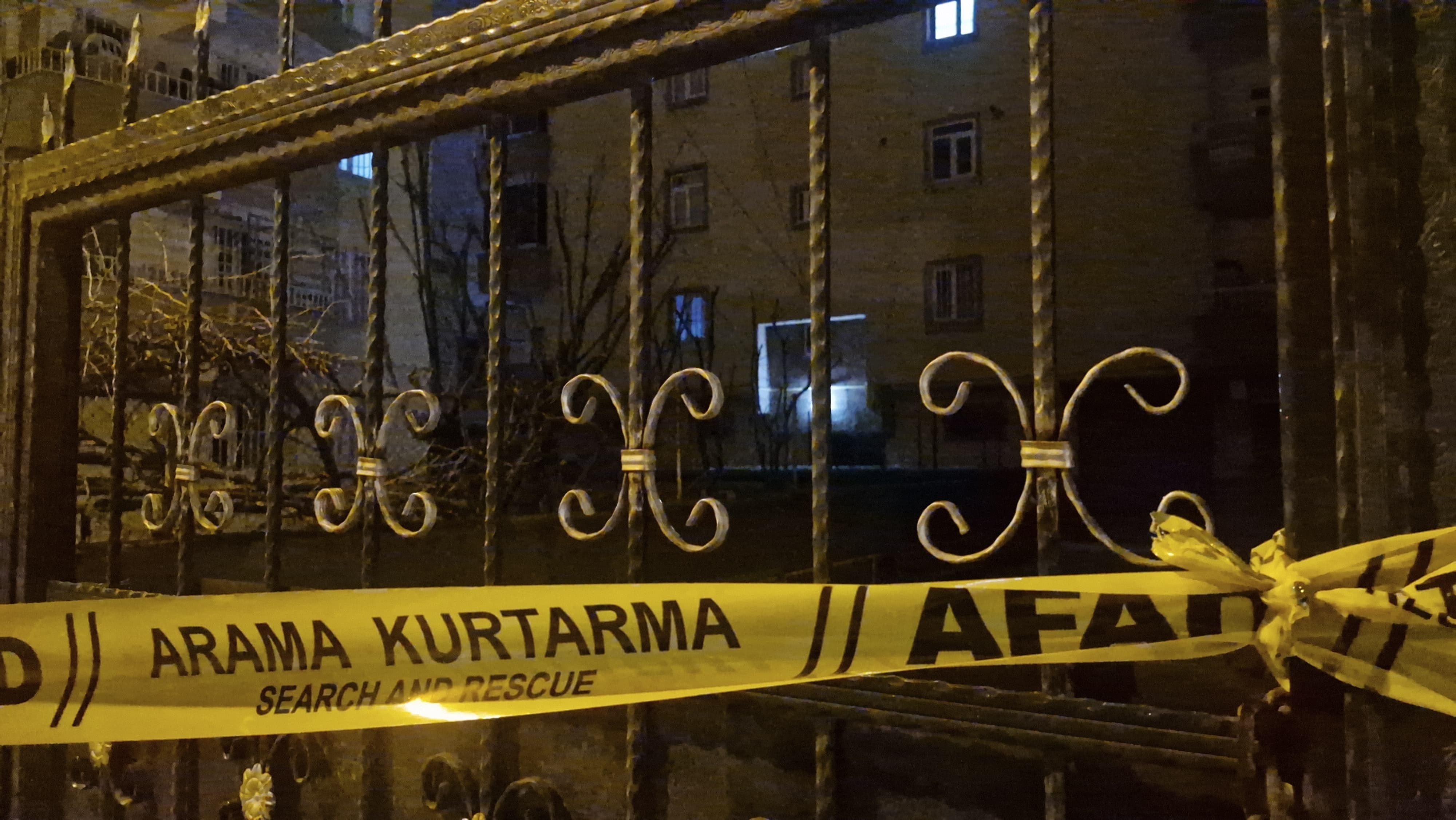 Diyarbakır'da korkutan gece: Kolonlarından ses gelen 6 katlı bina tahliye edildi