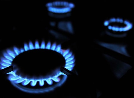 Avrupa'da gaz fiyatları yüzde 5'e yakın gerilediAvrupa'da doğal gaz fiyatları, İran ve Umman'ın Hürmüz Boğazı'nda ortak koridorun etkinleştirilmesi konusunda anlaşmaya vardığı yönündeki haberlerin etkisiyle dünkü kapanışa göre yaklaşık yüzde 5 azalarak 63,3 avroya geriledi.