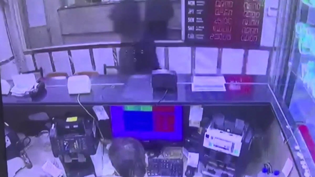 İstanbul'un göbeğinde döviz bürosuna silahlı saldırı