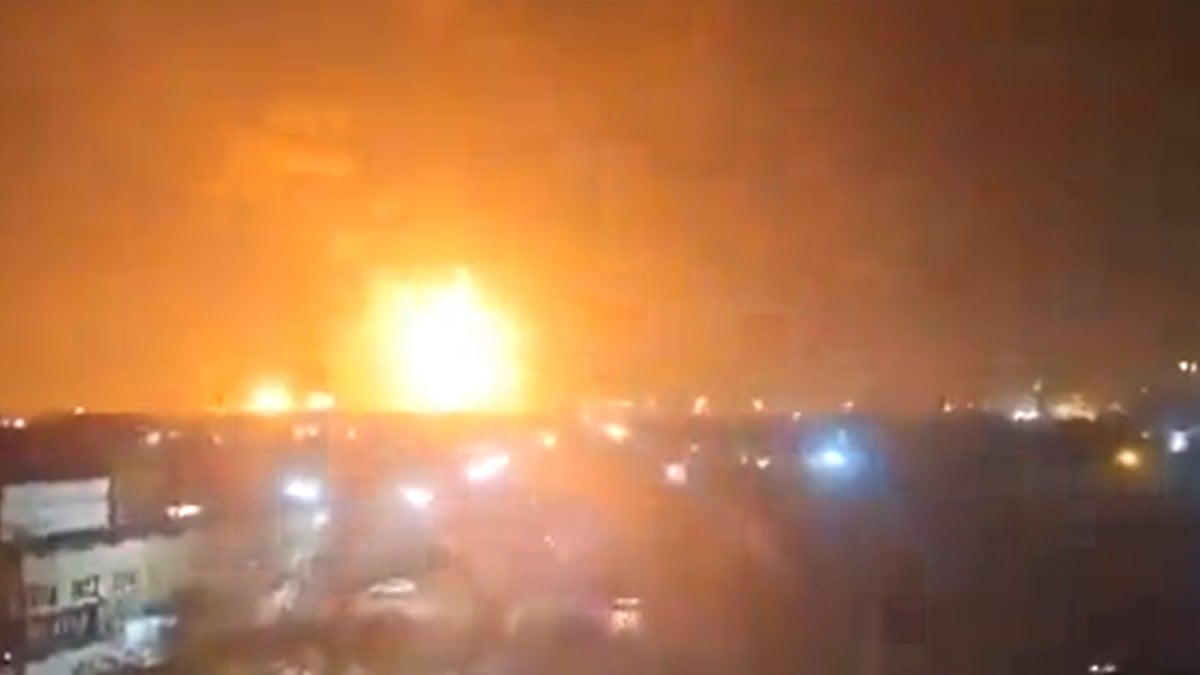 Tahran'da petrol tesisi vuruldu