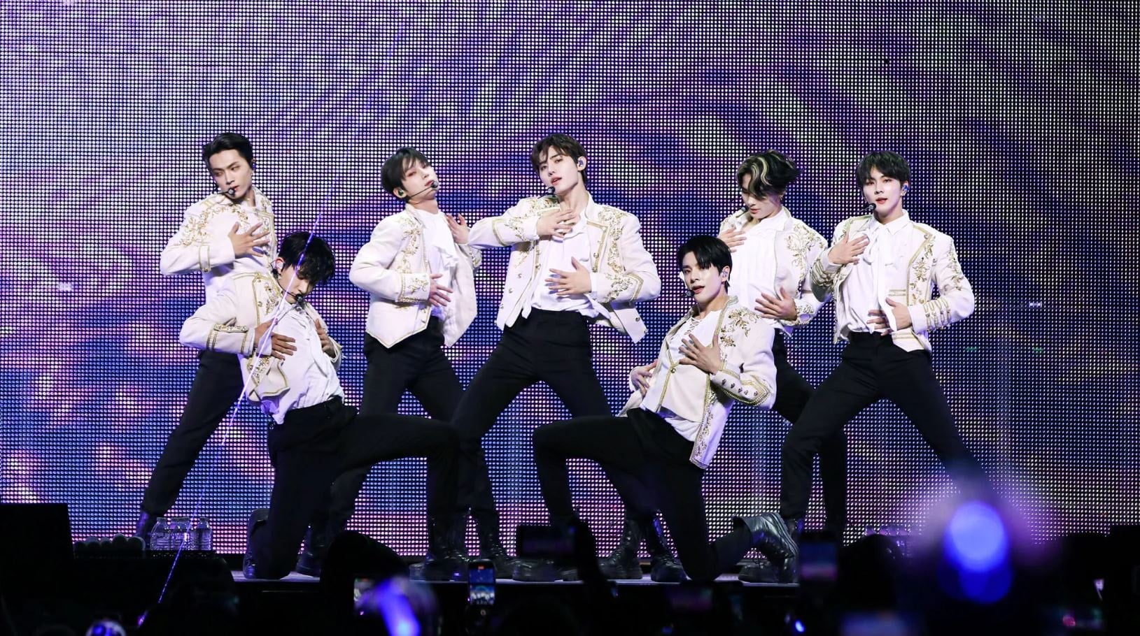 Hayranı oldukları gruptan bir kişi ayrılınca acısını devletten çıkarttılar