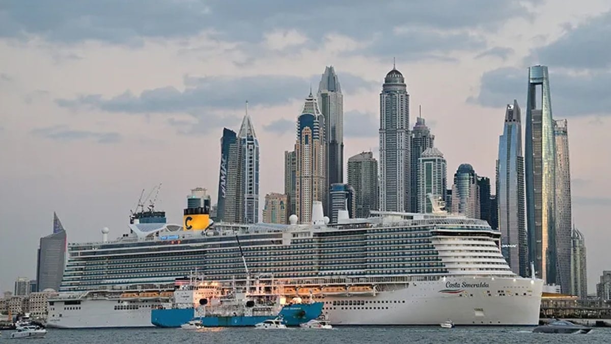 İran vurdu, hava sahası kapandı: Binlerce tatilci açık denizde esir kaldı!