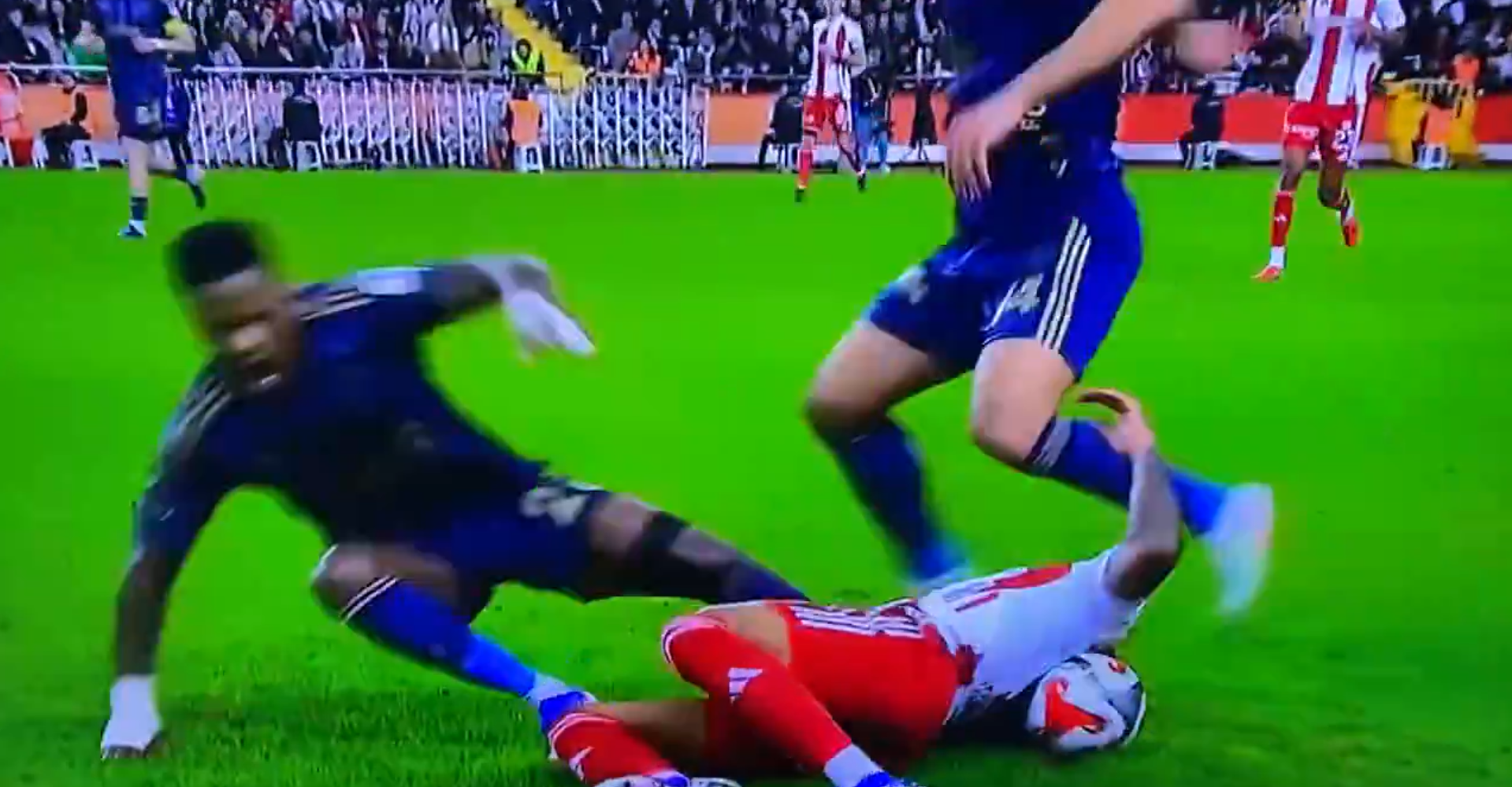 Fenerbahçe'de sakatlık krizi büyüyor! Maça devam edemedi