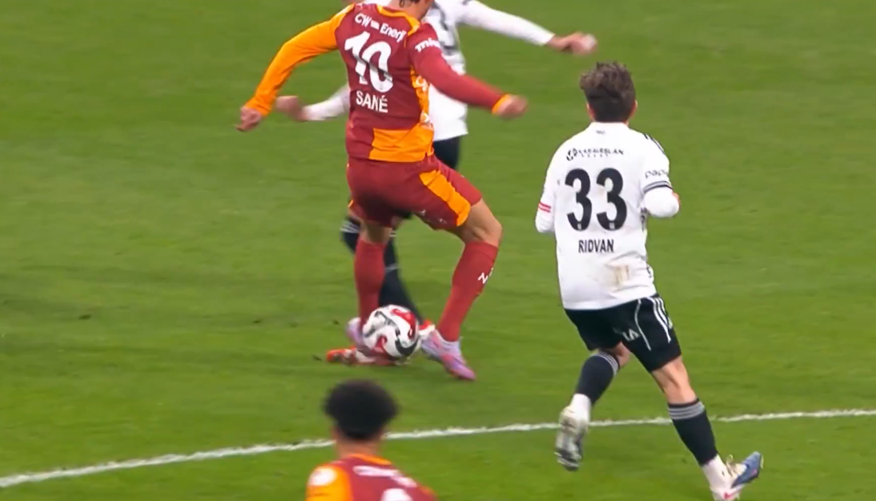 Derbi oynanırken Beşiktaş'tan hakelmere tepki paylaşımı