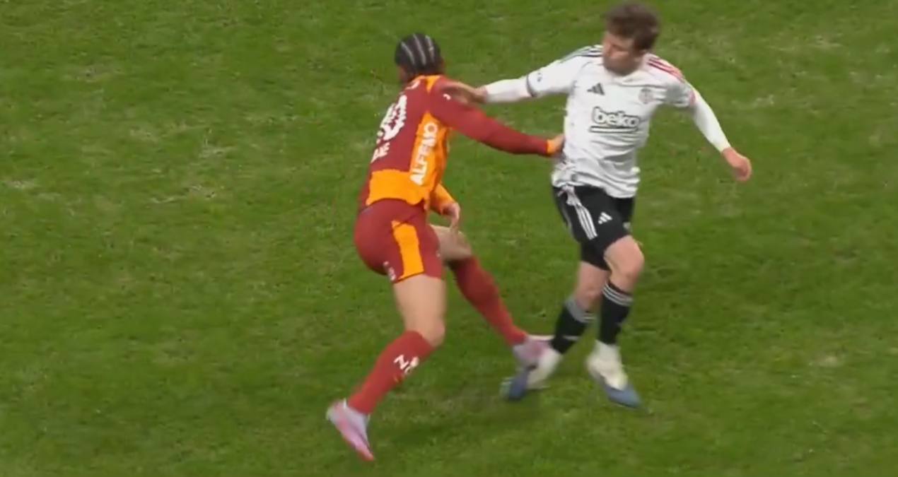 VAR devreye girdi, Galatasaray derbide kırmızı kart gördü