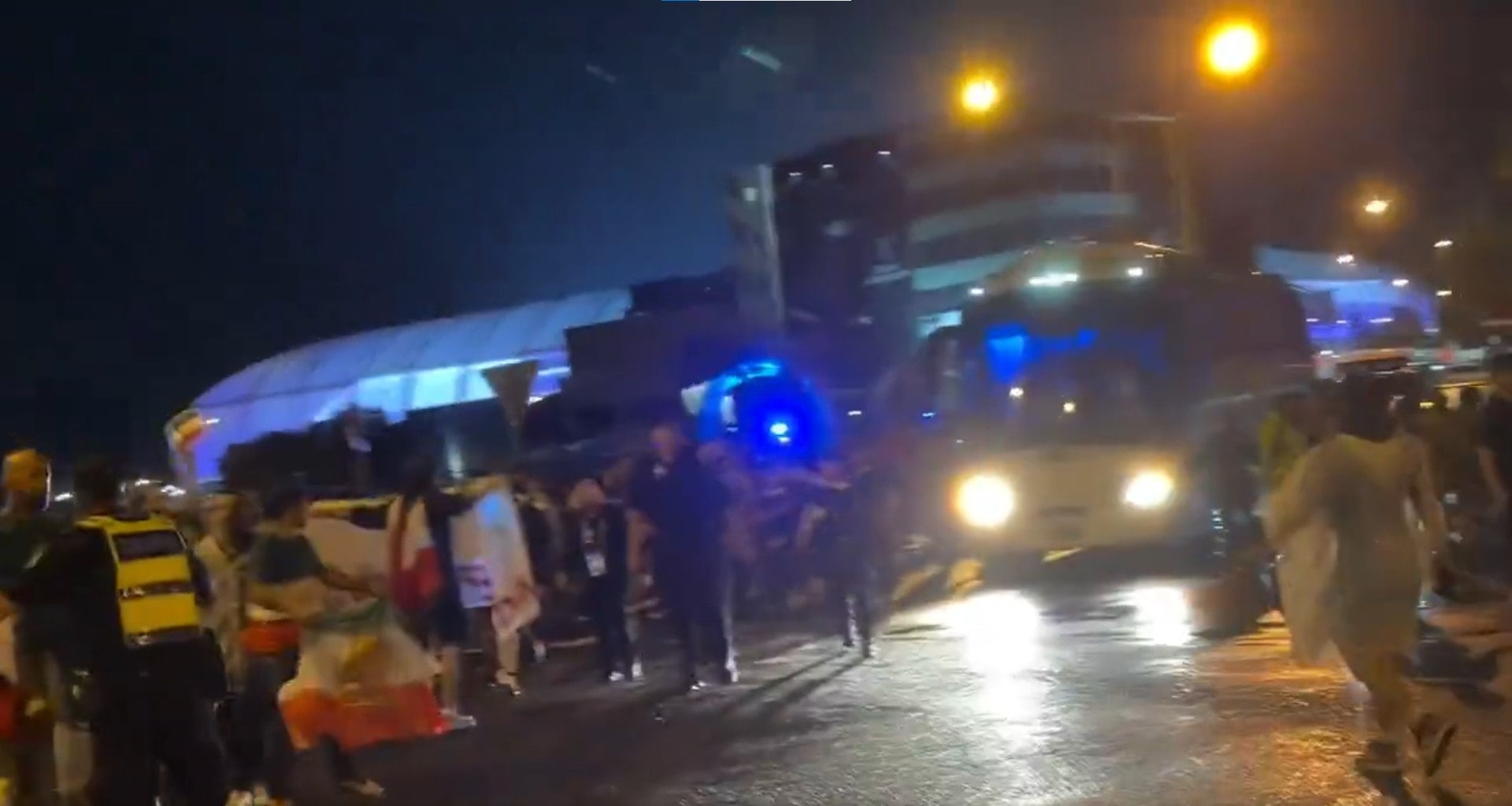 İran Milli Marşı'nı okumayan kadın futbolcuların önünü kestiler! Otobüsün içinden yardım istediler