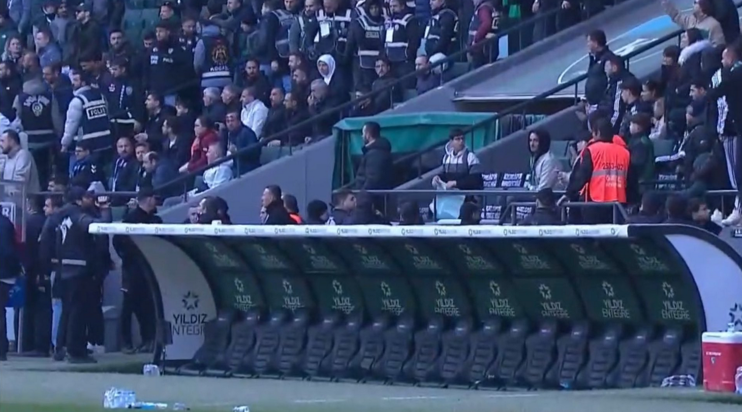 Son dakika penaltısı çılgına çevirdi! Maç bitmeden soyunma odasına gittiler