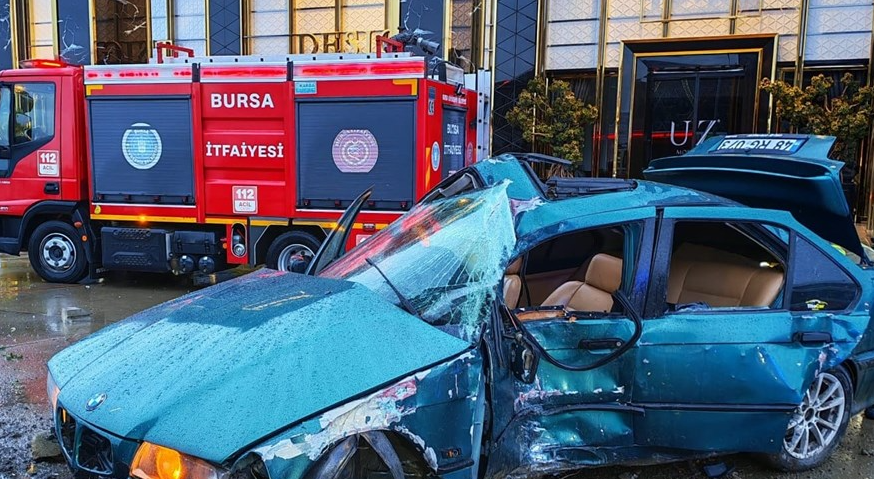 Reklam panosuna çarpan otomobil hurdaya döndü: 1 ölü, 2 yaralı
