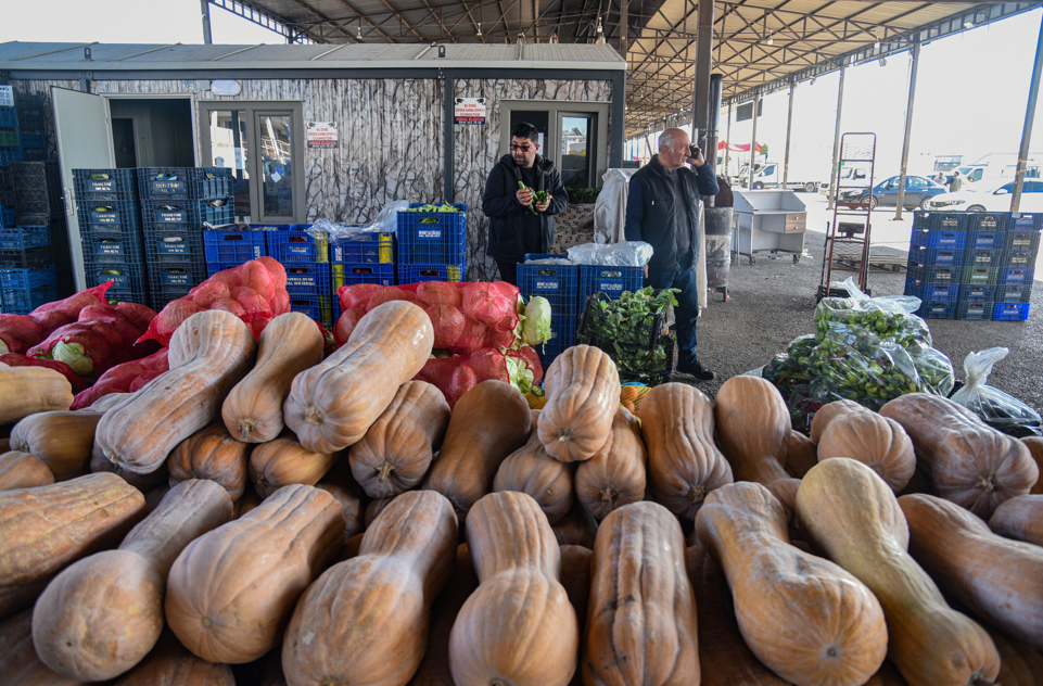 Günde 15 bin araç giriş yapıyor: Türkiye'nin sebze ihtiyacının yarısı bu halden karşılanıyor