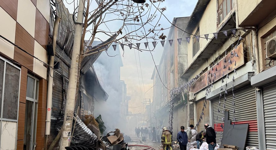 İzmir'de 5 noktaya sıçrayan yangın devam ediyor