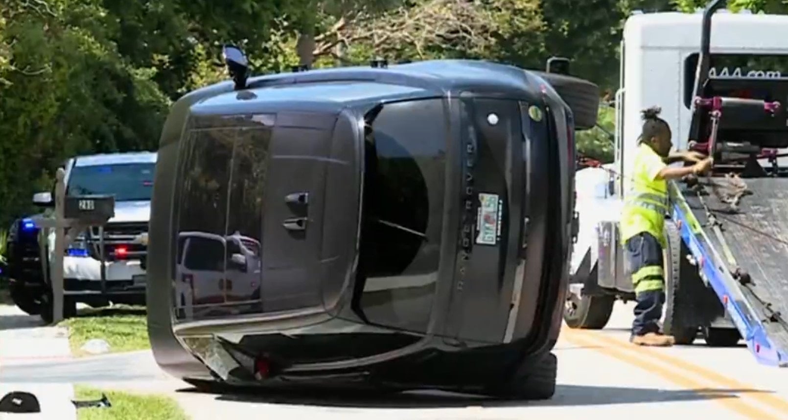 Ünlü sporcu aracıyla takla attı