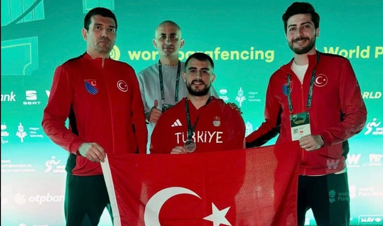 Milli para eskrimci Dünya Kupası'nda gümüş madalya kazandı