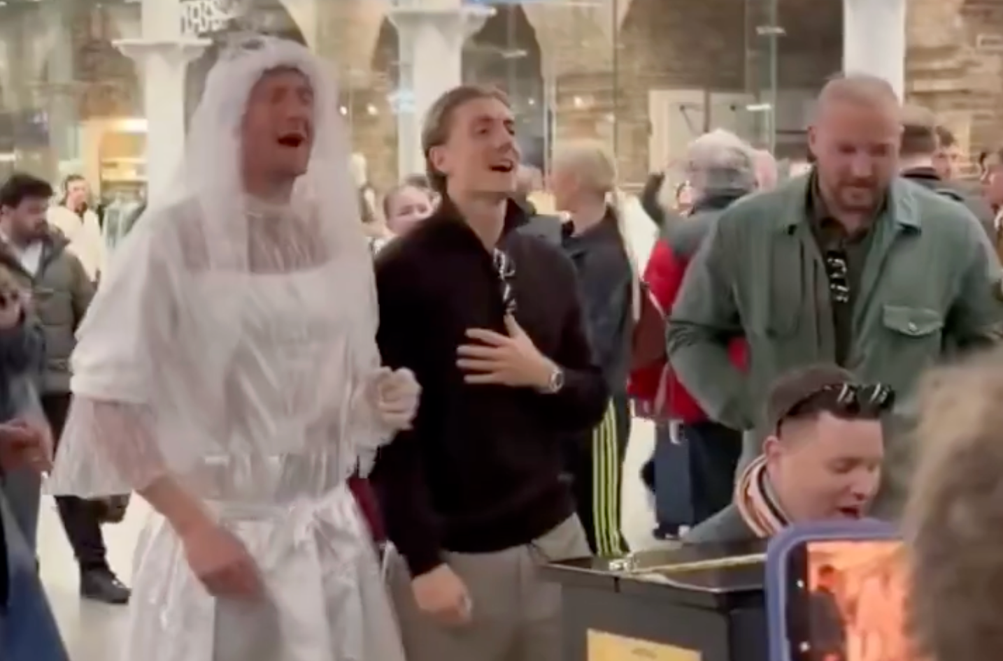 Beşiktaş'ın eski oyuncusu gelinlikle şarkı söyledi