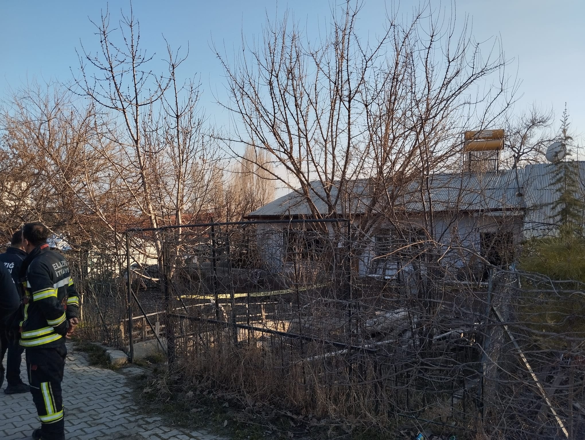 Elazığ'da evde yangın; Yaşlı kadın hayatını kaybetti, torunu yaralandı