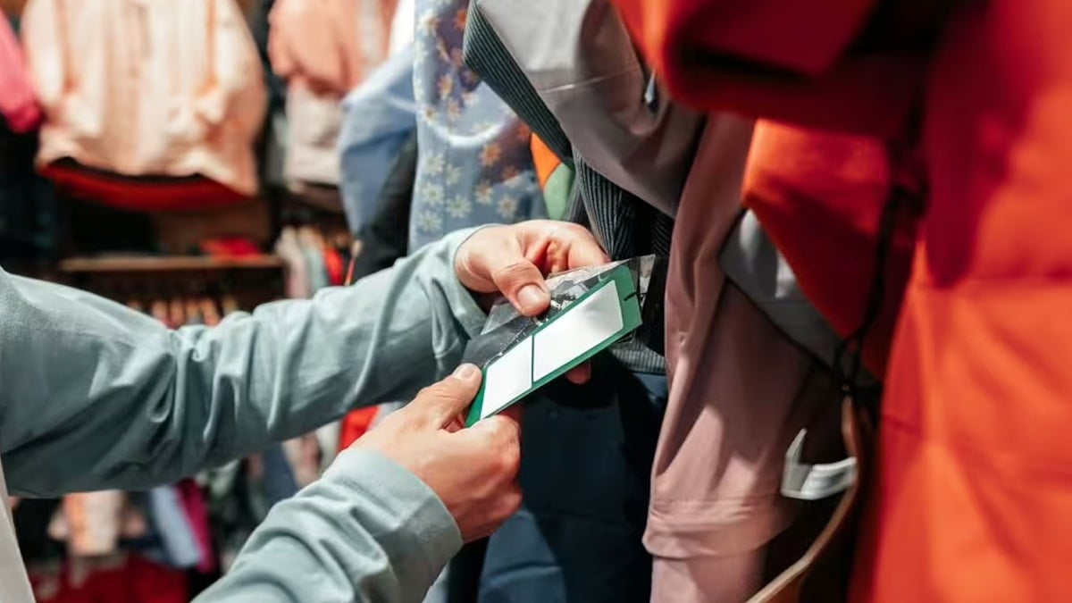  İkinci el ceketin cebinden 22 yıllık arşiv çıktı 