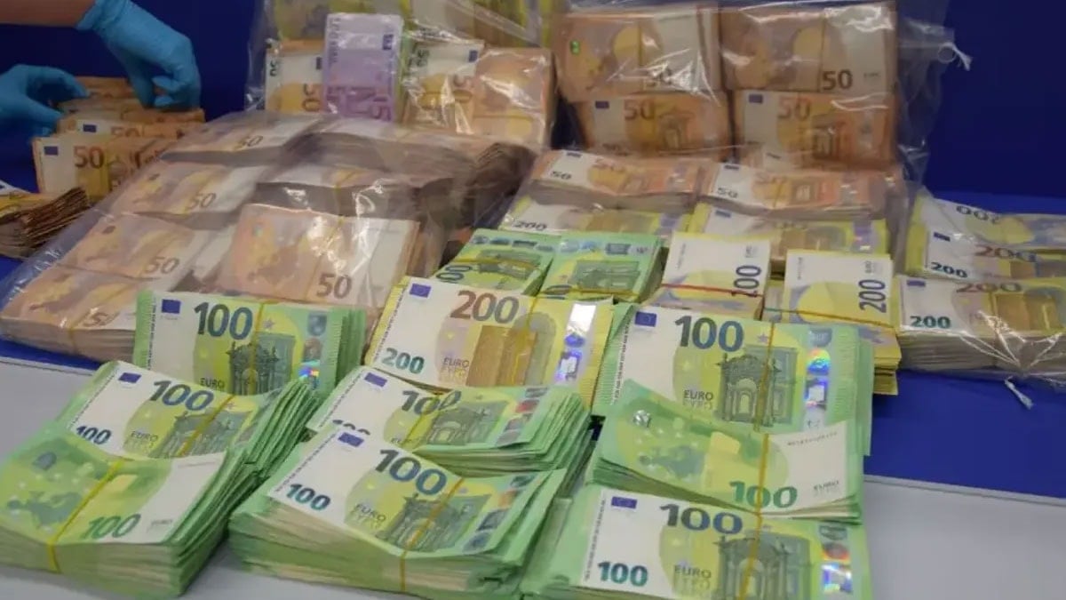 Havalimanında nakit parayla yakalanan Türk futbolculara kara para soruşturması