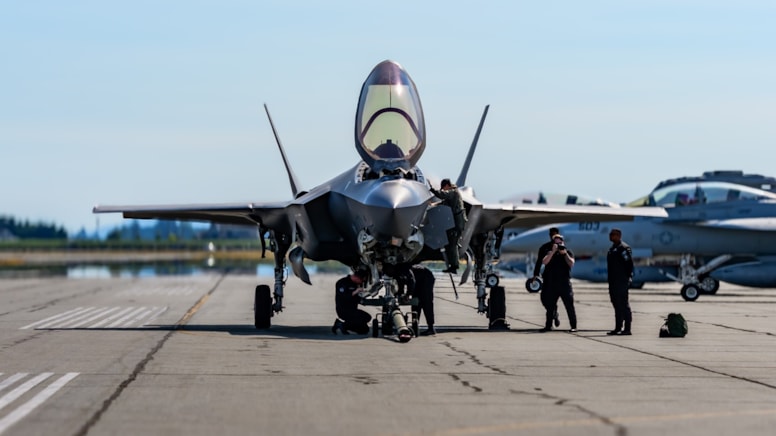 Pentagon'un cephanesi azalınca, Trump silah şirketlerini acil toplantıya çağırdı