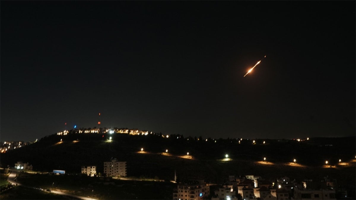 İran'dan İsrail'e fırlatılan füzeler Batı Şeria semalarında görüntülendi