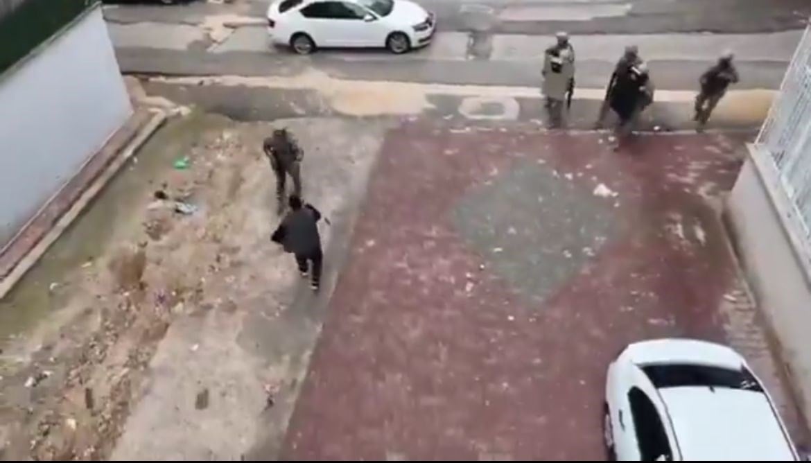 Firari hükümlü polisi tabanca ile tehdit etti! Korku dolu anlar kamerada