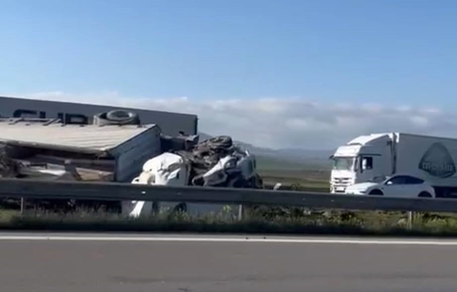 Gaziantep'te tır otomobile çarptı: Şarampole devrilen araçtaki 2 sürücü yaralandı