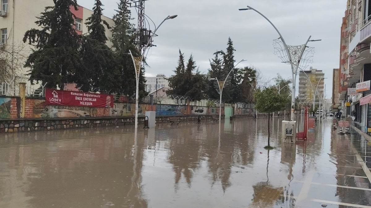 Kızıltepe’de cadde ve sokaklar göle döndü