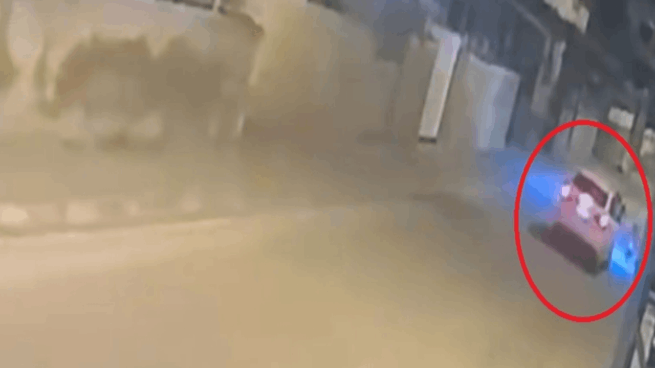 Aniden yola koşan çocuğa çarptı: Feci kaza kamerada