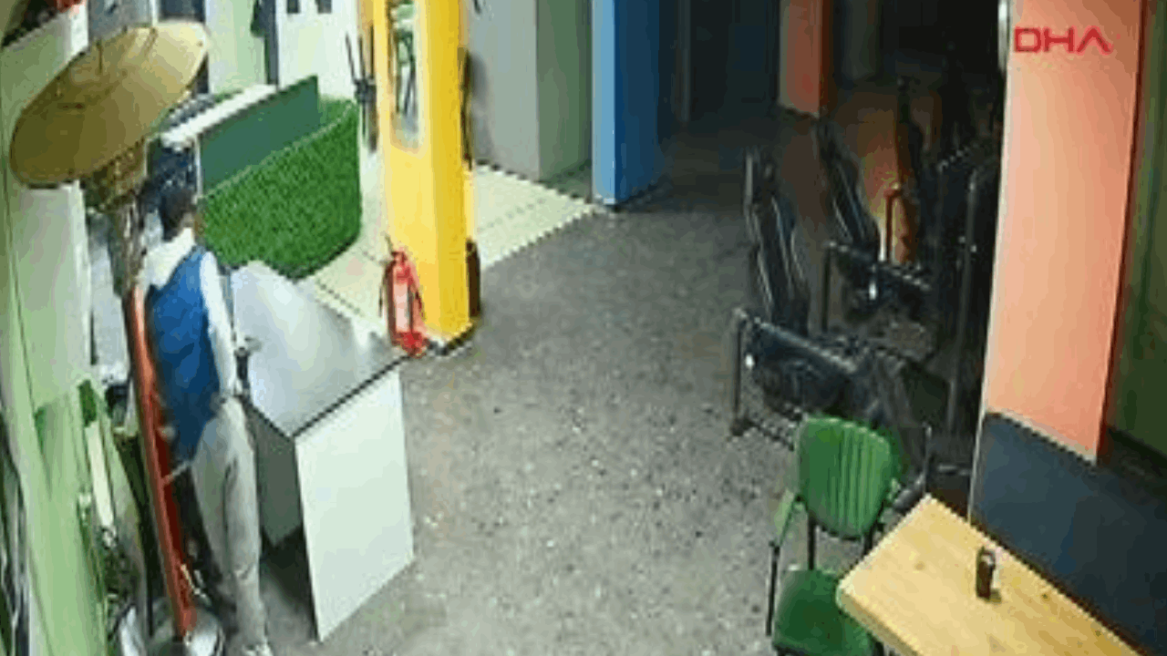 17 yaşındaki genç internette bıçaklandı: O anlar kamerada