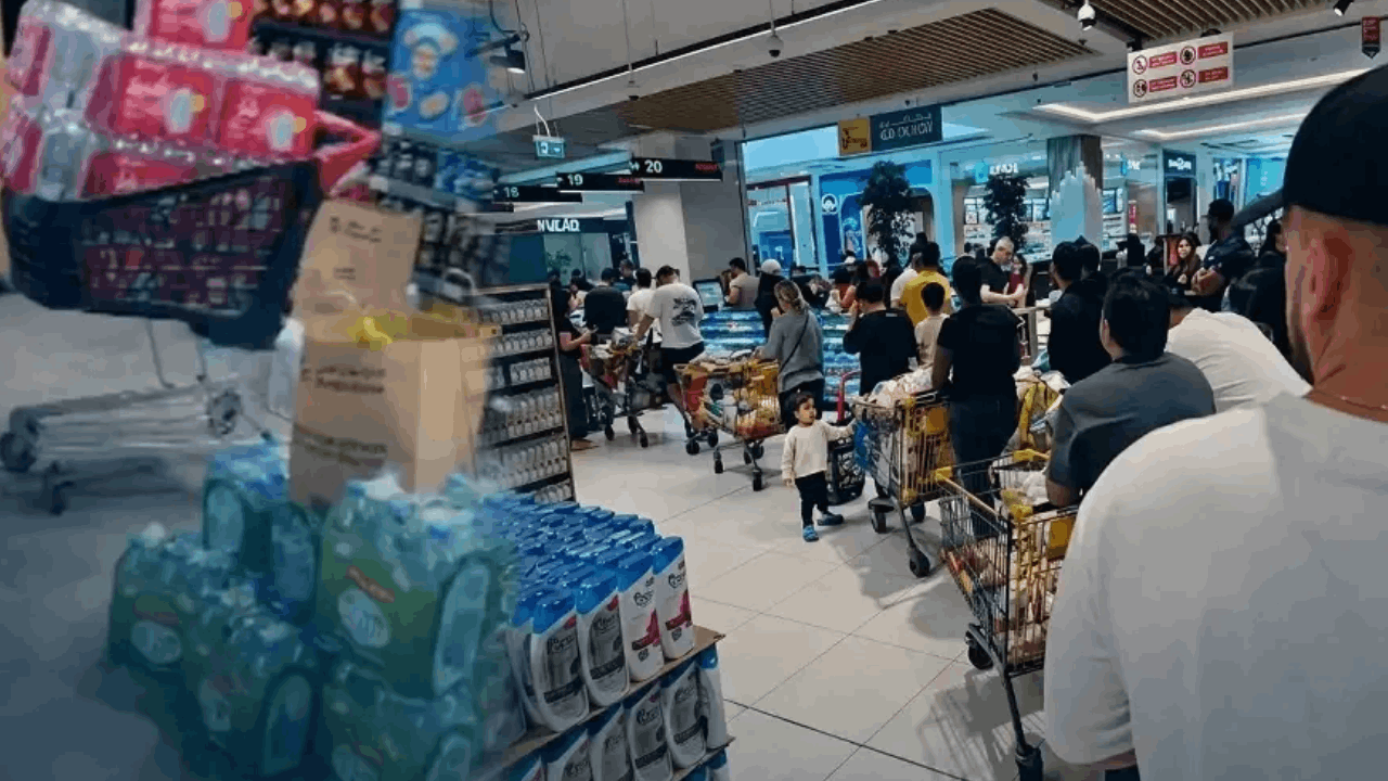 Dubai'de su izdihamı: Savaş korkusuyla rafları boşalttılar