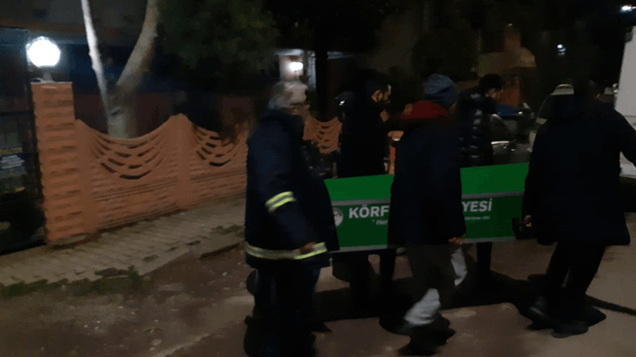 Evinde boğazından bıçaklanmış halde bulundu