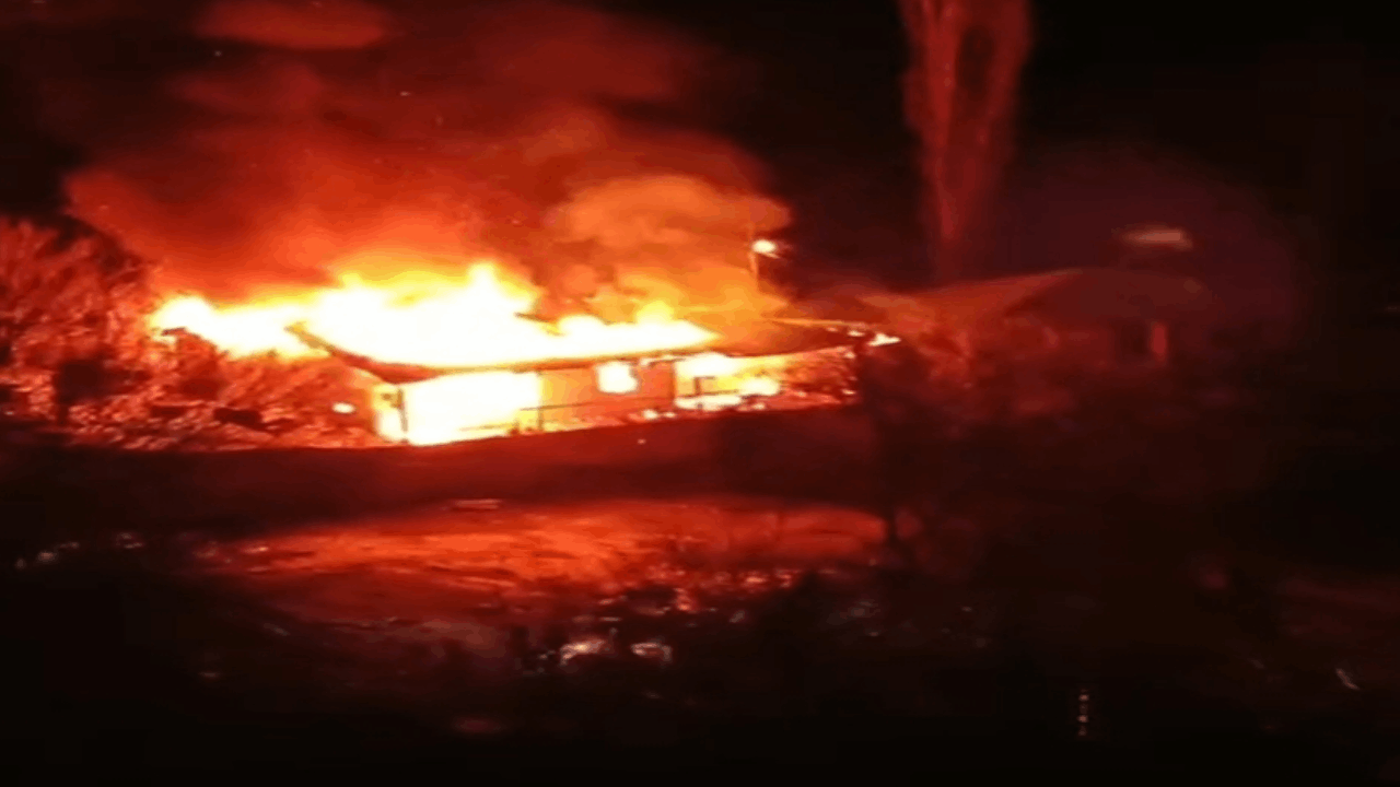 Adana'da y7angın çıkan ev küle döndü