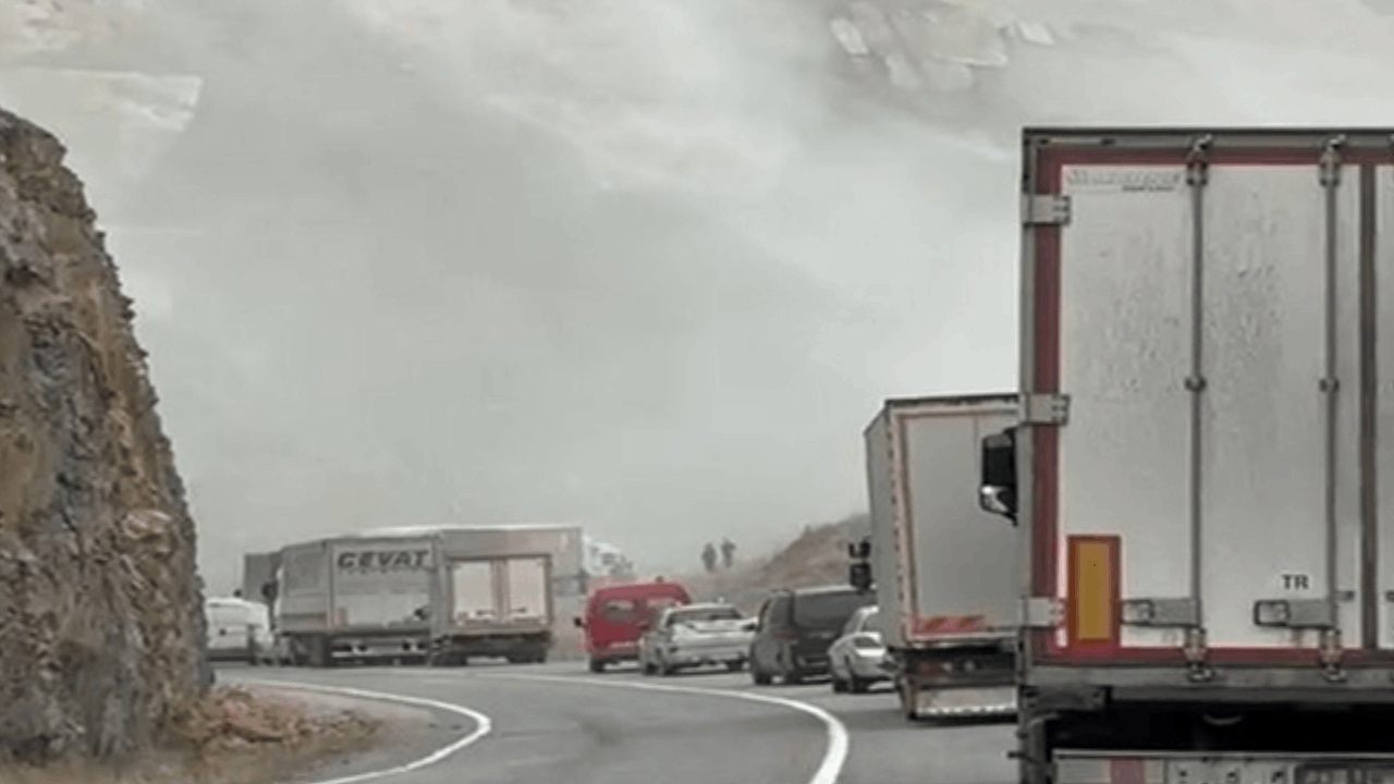 Artvin-Şavşat kara yolu heyelan nedeniyle ulaşıma kapandı