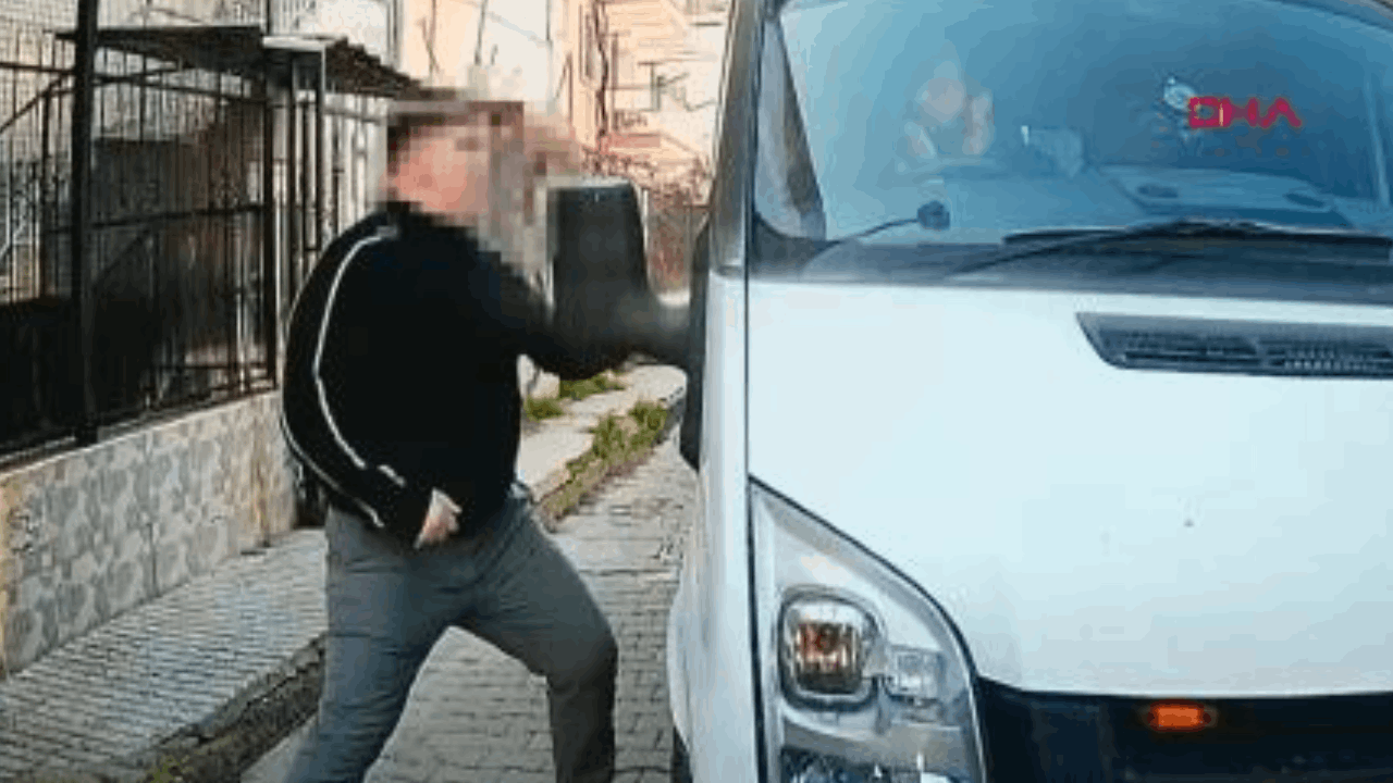 Trafikte tartıştığı kişinin kamyonetini yumrukladı