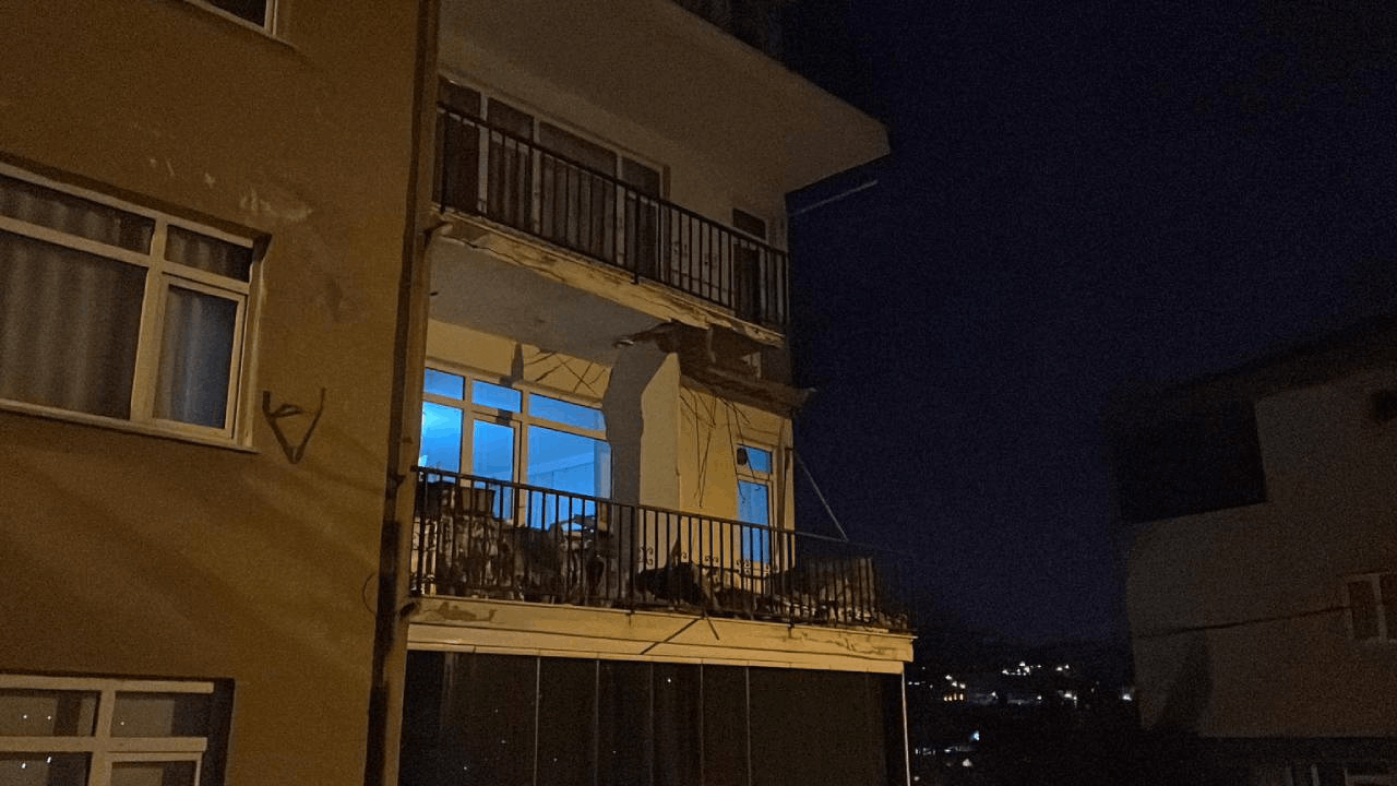 Üsküdar'da panik anları: Balkon çöktü, bina tahliye edildi
