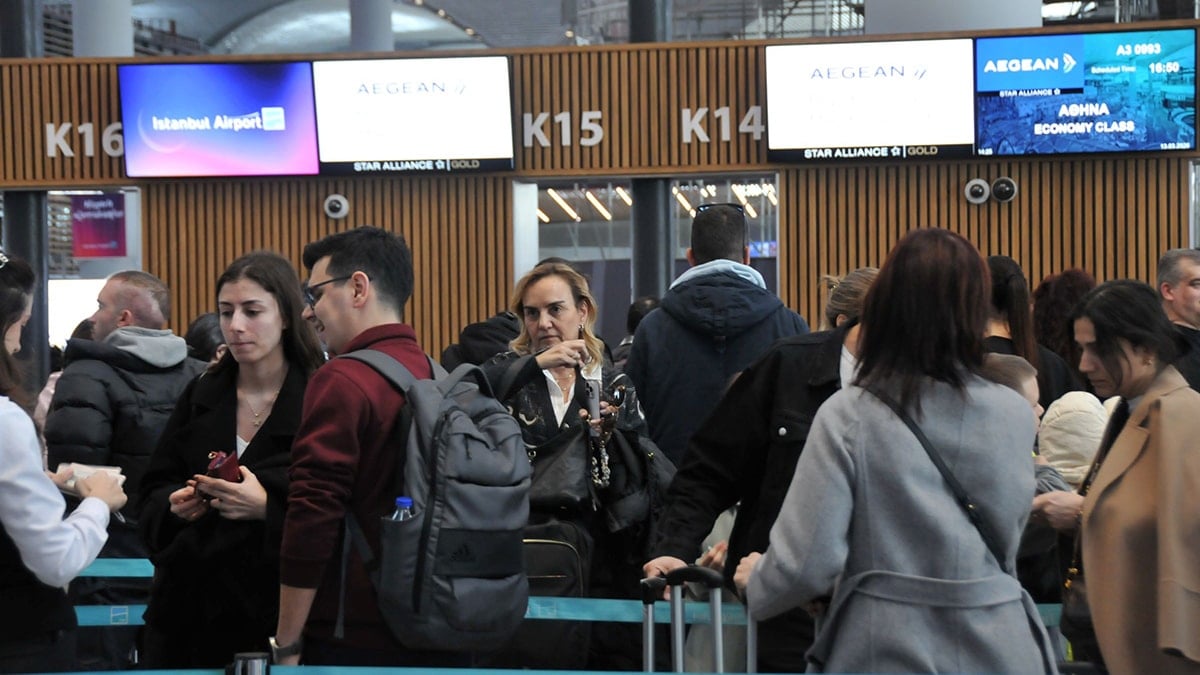 Milyonlarca İstanbullunun bayram göçü bu akşam başladı! Havaalanında iğne atsan yere düşmez