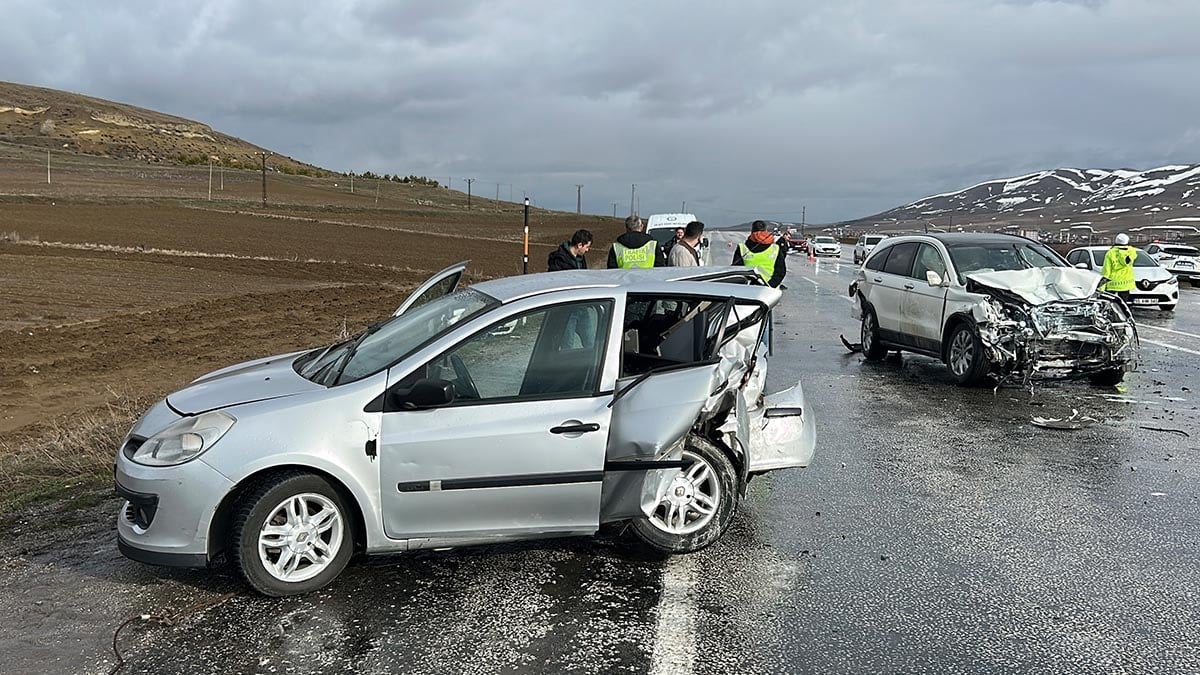 Sivas'ta 3 aracın karıştığı zincirleme dehşet can aldı