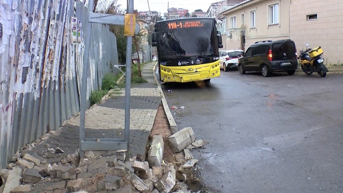 İETT otobüsü aydınlatma direğine çarptı! Yaralılar var