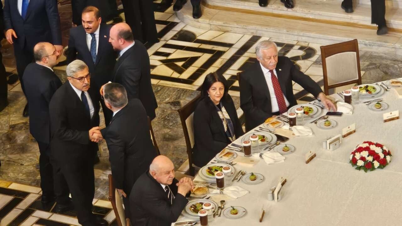 Meclis iftarında dikkat çeken kare