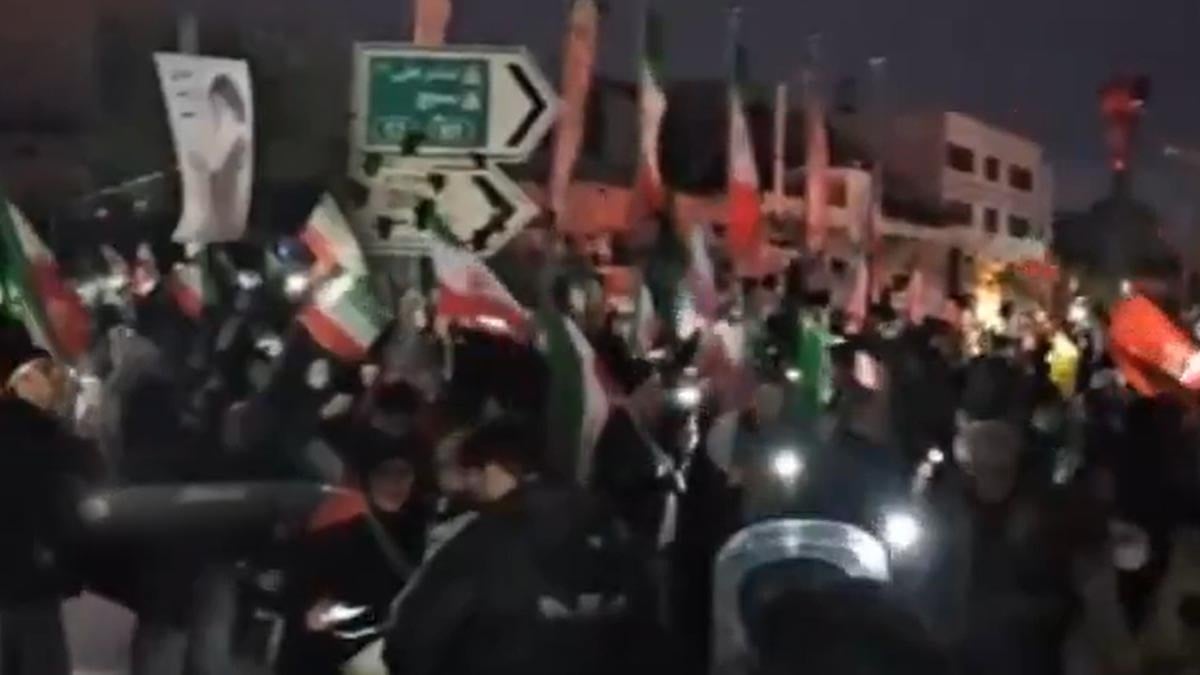 İran halkı sokaklarda! ABD ve İran'a karşı protestolar yapılıyor